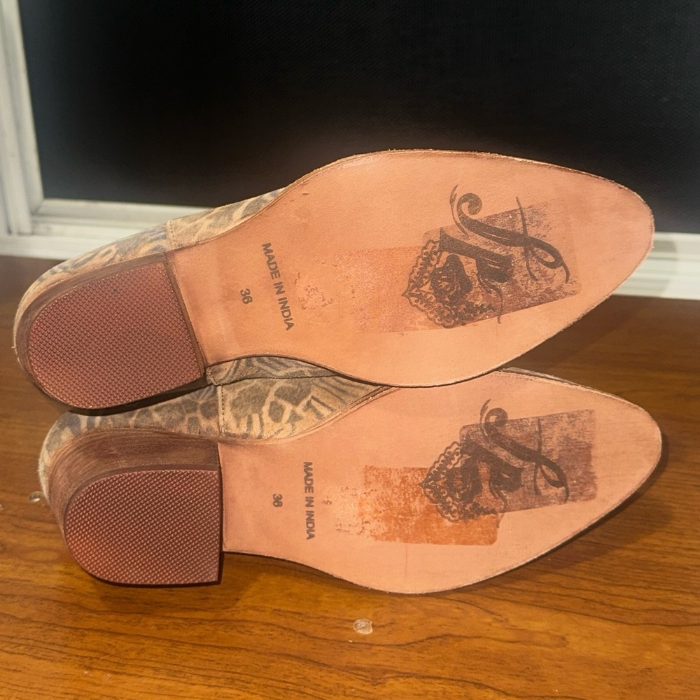 Free People Suede Charm Double V Cut Booties Animal Print Ankle Boots Size 36 - Picture 6 of 7